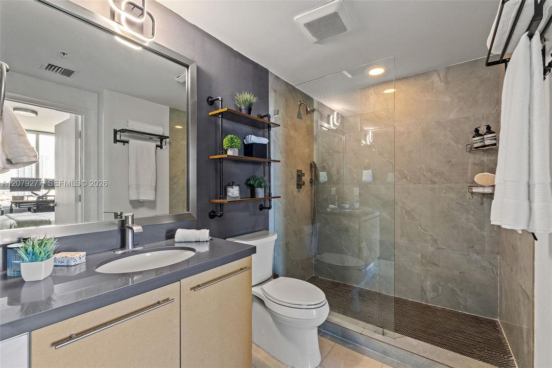 For Sale: $425,000 (1 beds, 1 baths, 747 Square Feet)