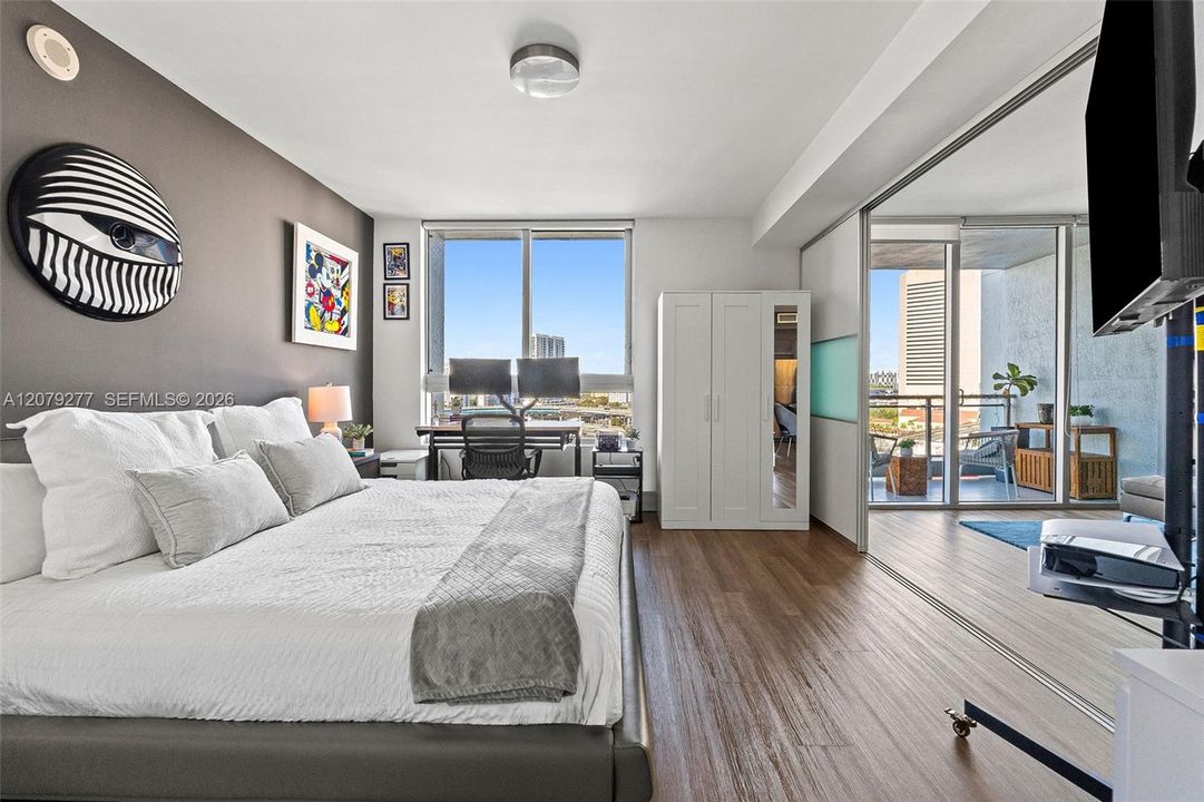 For Sale: $425,000 (1 beds, 1 baths, 747 Square Feet)
