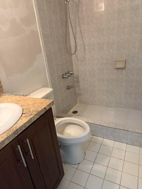 For Rent: $3,200 (3 beds, 2 baths, 1121 Square Feet)