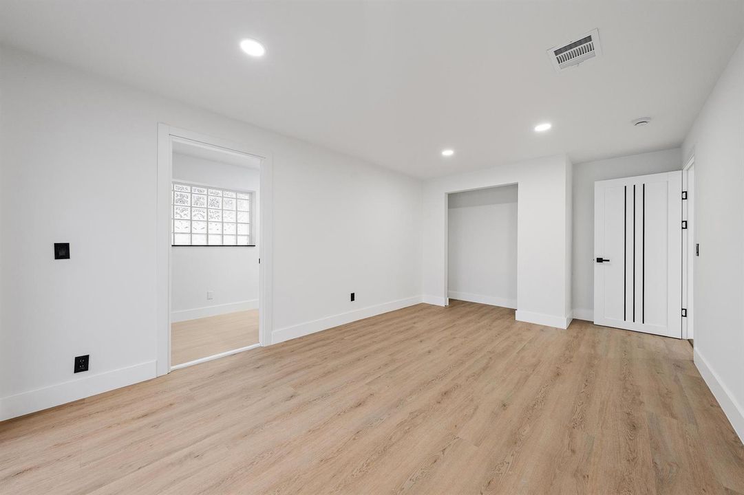 360 Saturn Ave-7