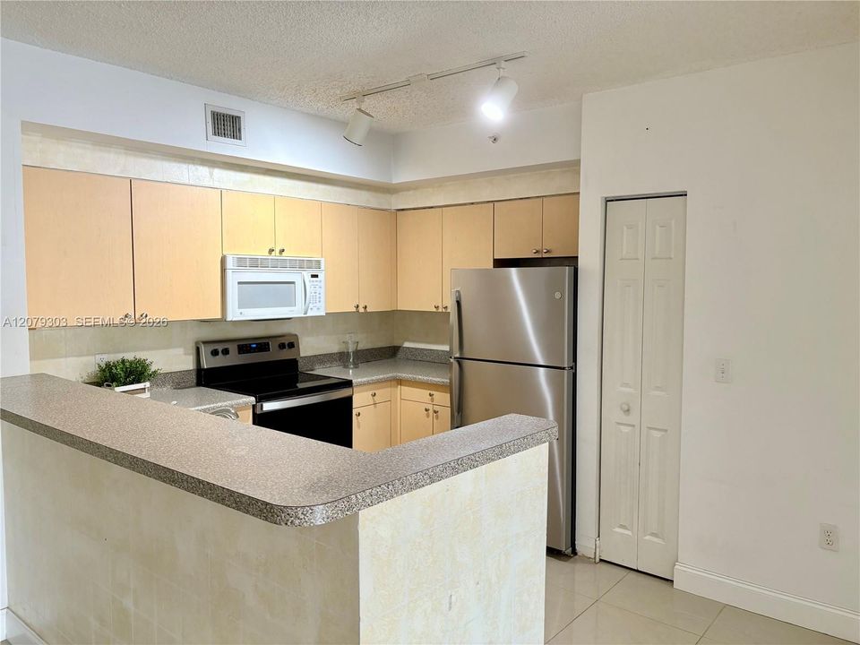 For Rent: $1,980 (2 beds, 2 baths, 981 Square Feet)