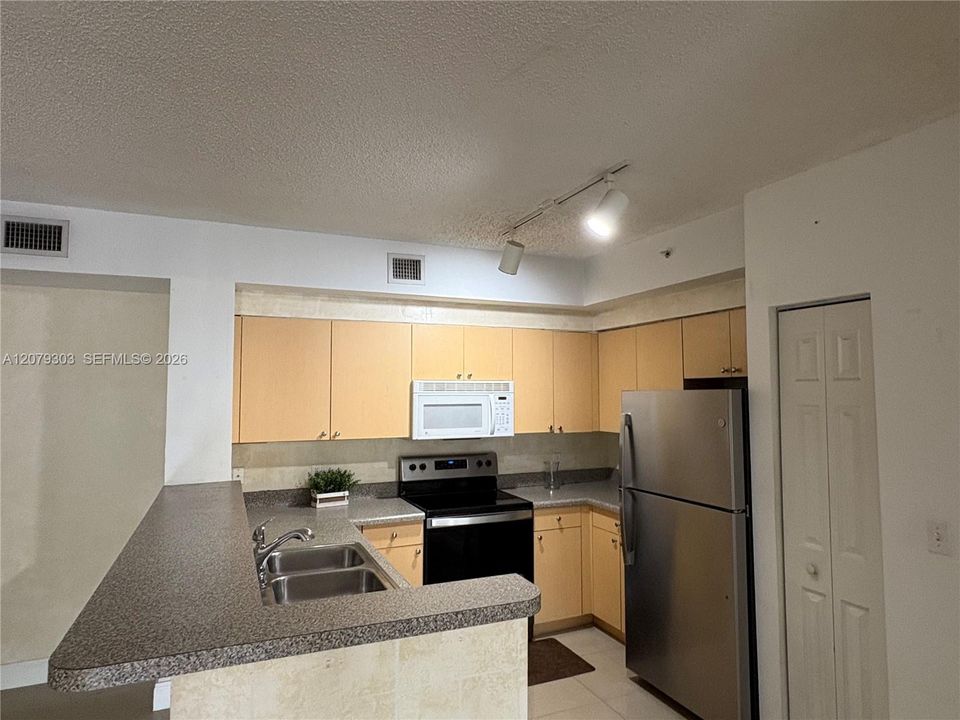 For Rent: $1,980 (2 beds, 2 baths, 981 Square Feet)