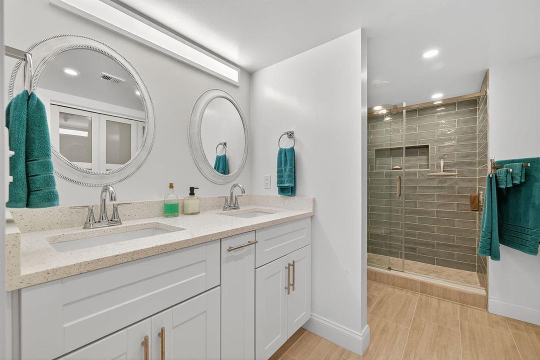 MASTER BATHROOM...............