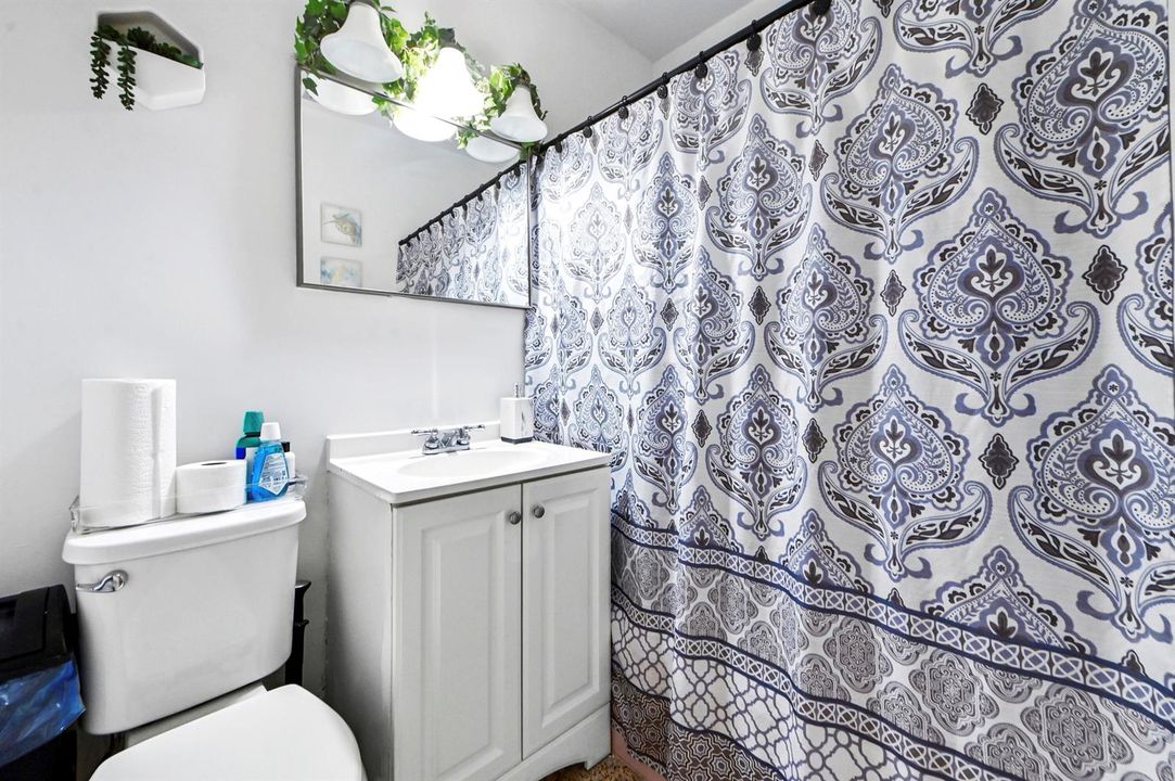 23 Bathroom 01