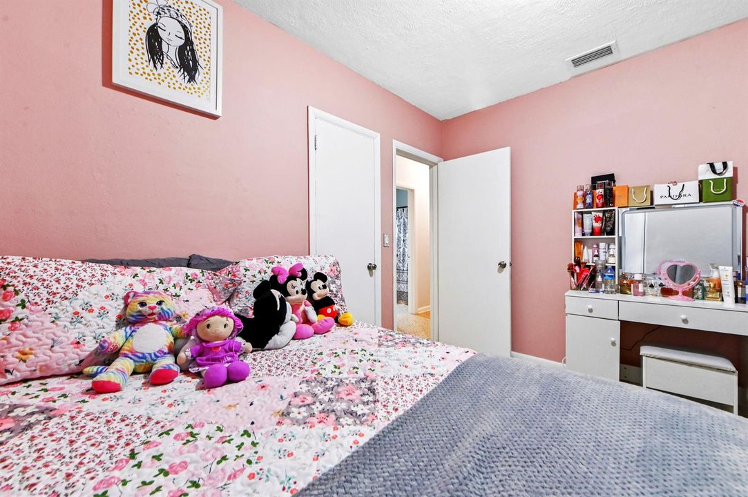 22 Bedroom 02