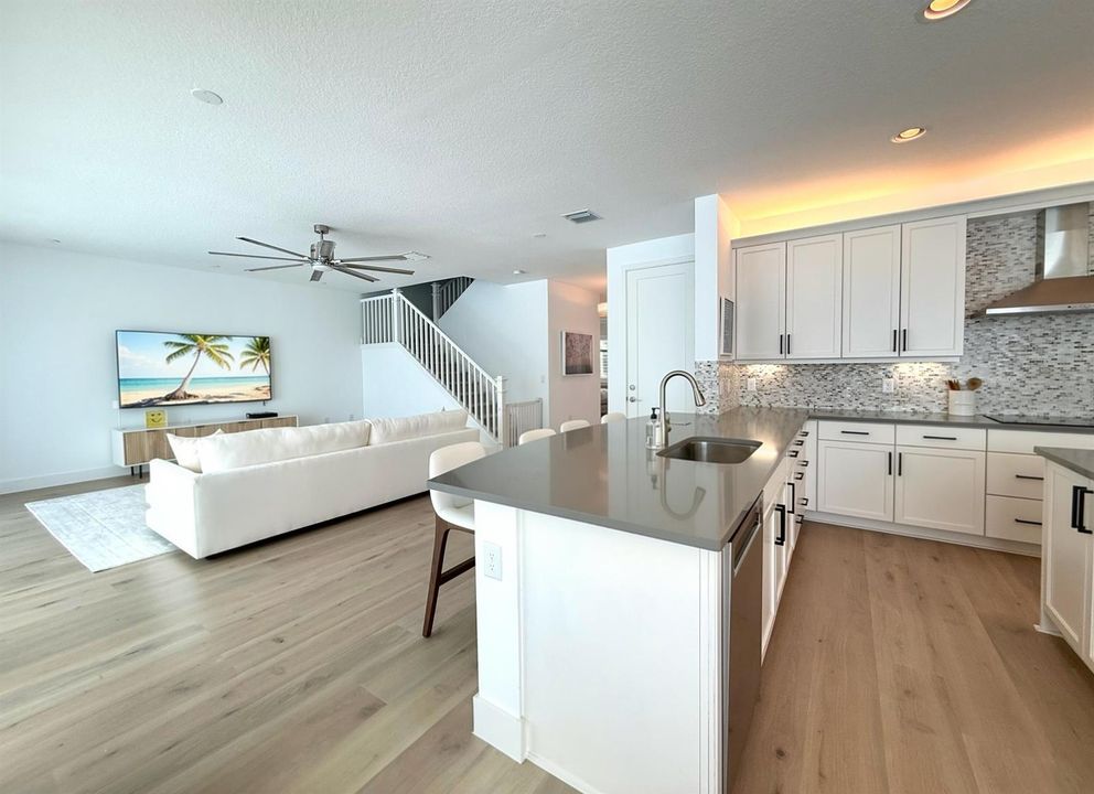 Kitchen / Living wide angle