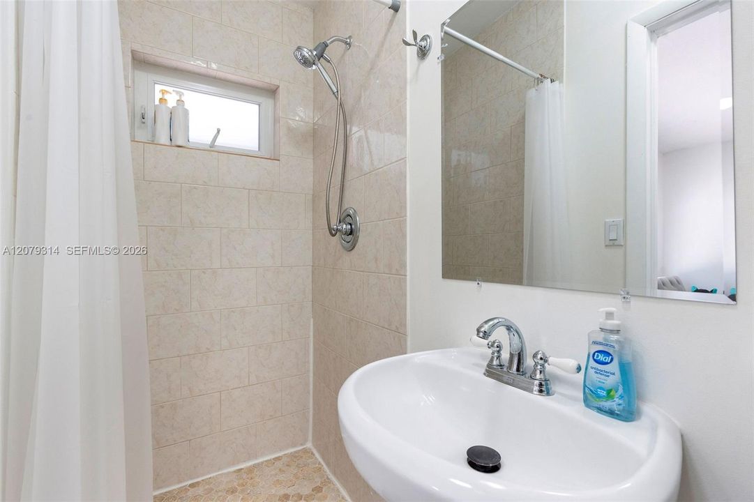 En Venta: $2,449,000 (3 camas, 2 baños, 1580 Pies cuadrados)