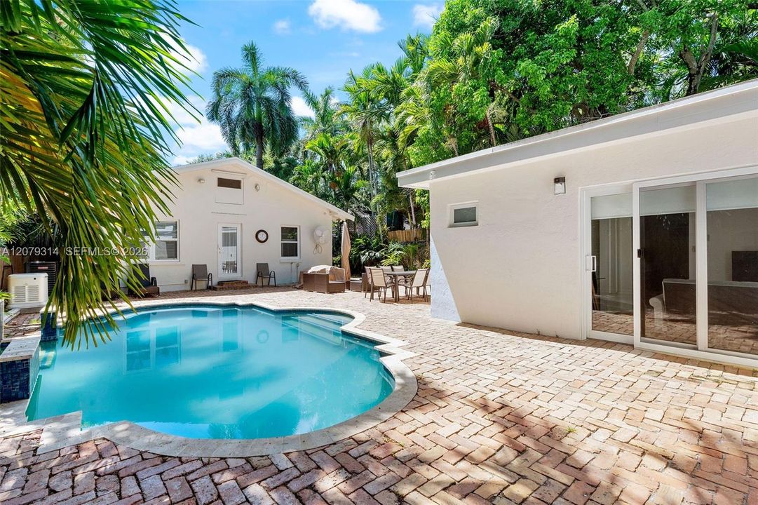 En Venta: $2,449,000 (3 camas, 2 baños, 1580 Pies cuadrados)