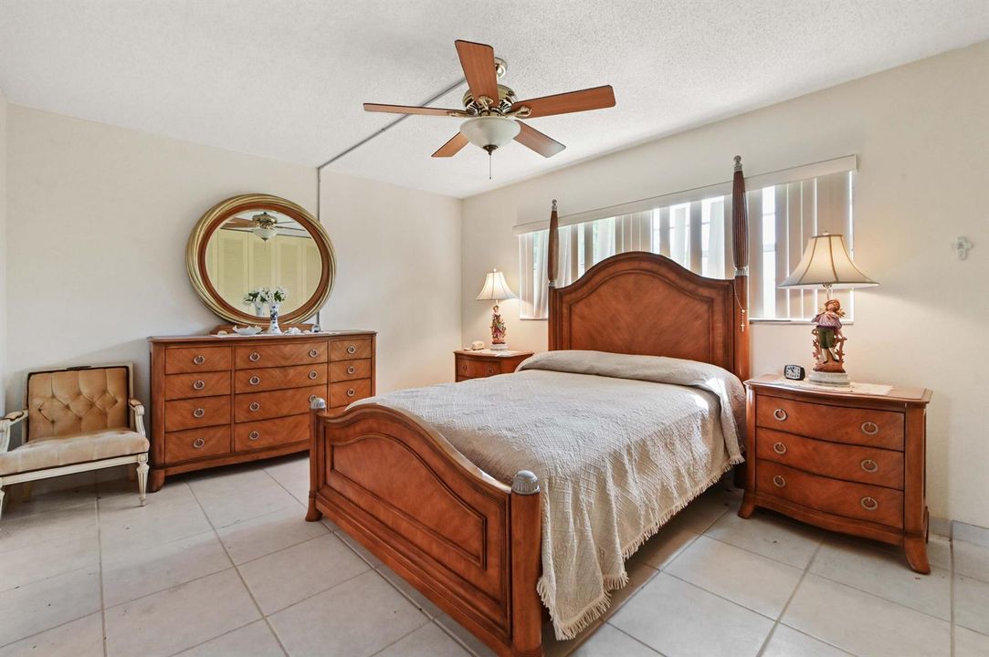 18 Bedroom 01