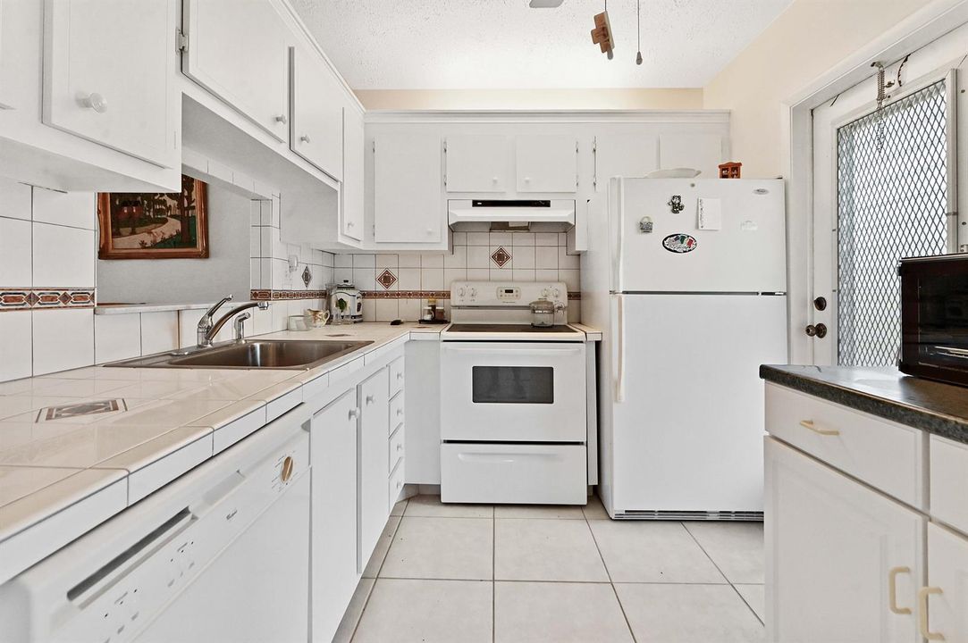 05 Kitchen 01