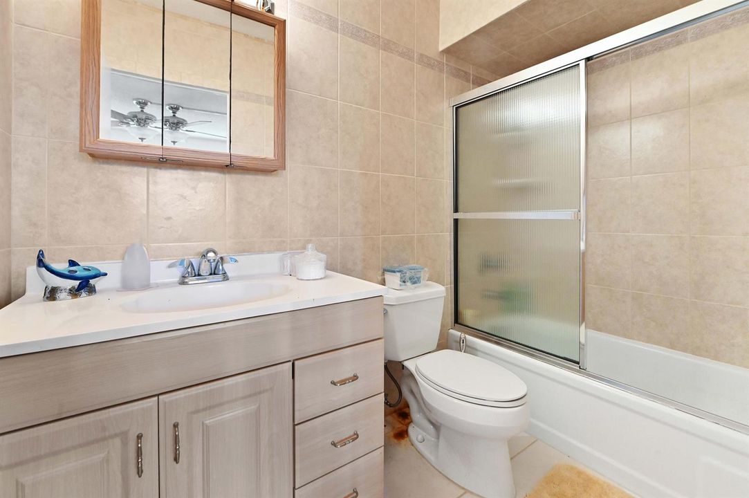 20 Bathroom 01