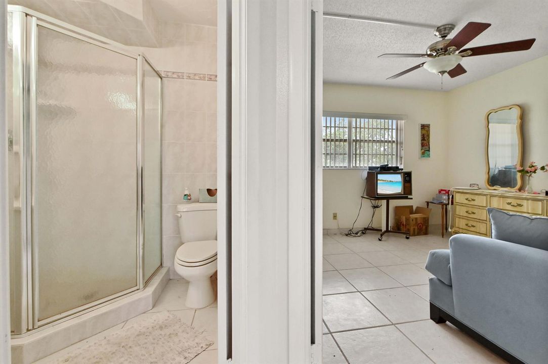 14 Bathroom 01