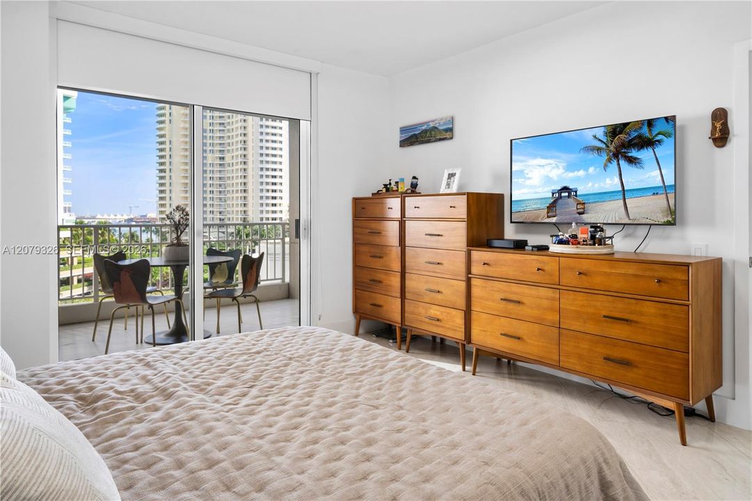 For Sale: $595,000 (1 beds, 1 baths, 992 Square Feet)