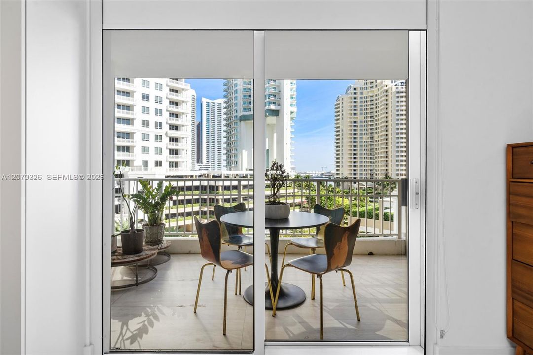 For Sale: $595,000 (1 beds, 1 baths, 992 Square Feet)