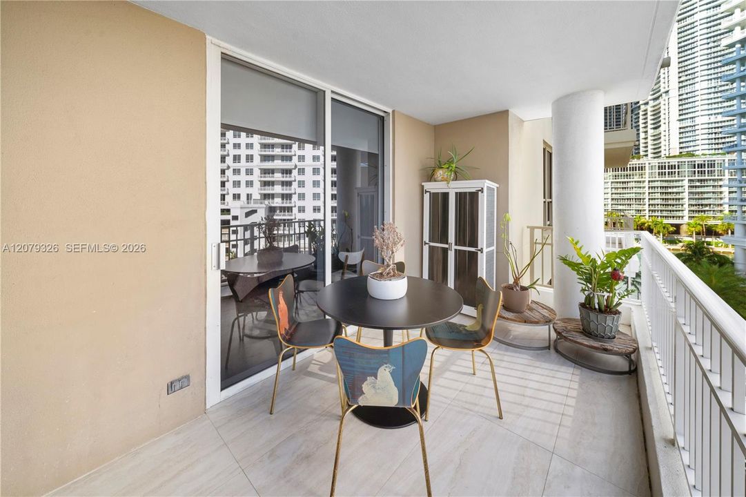 For Sale: $595,000 (1 beds, 1 baths, 992 Square Feet)
