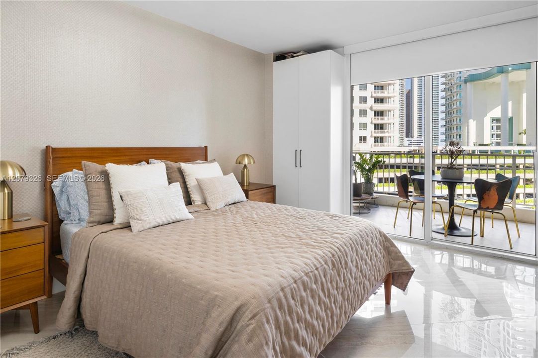 For Sale: $595,000 (1 beds, 1 baths, 992 Square Feet)