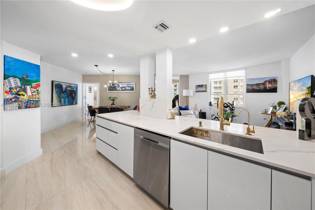 For Sale: $595,000 (1 beds, 1 baths, 992 Square Feet)