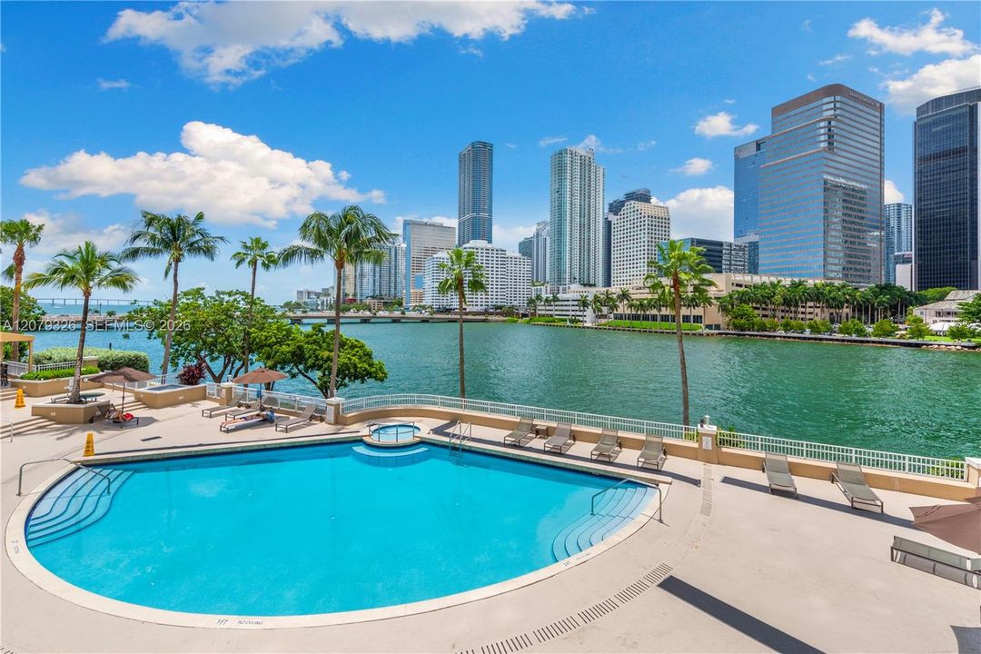 For Sale: $595,000 (1 beds, 1 baths, 992 Square Feet)