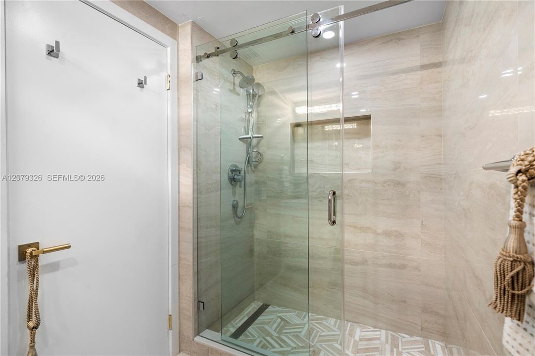 For Sale: $595,000 (1 beds, 1 baths, 992 Square Feet)