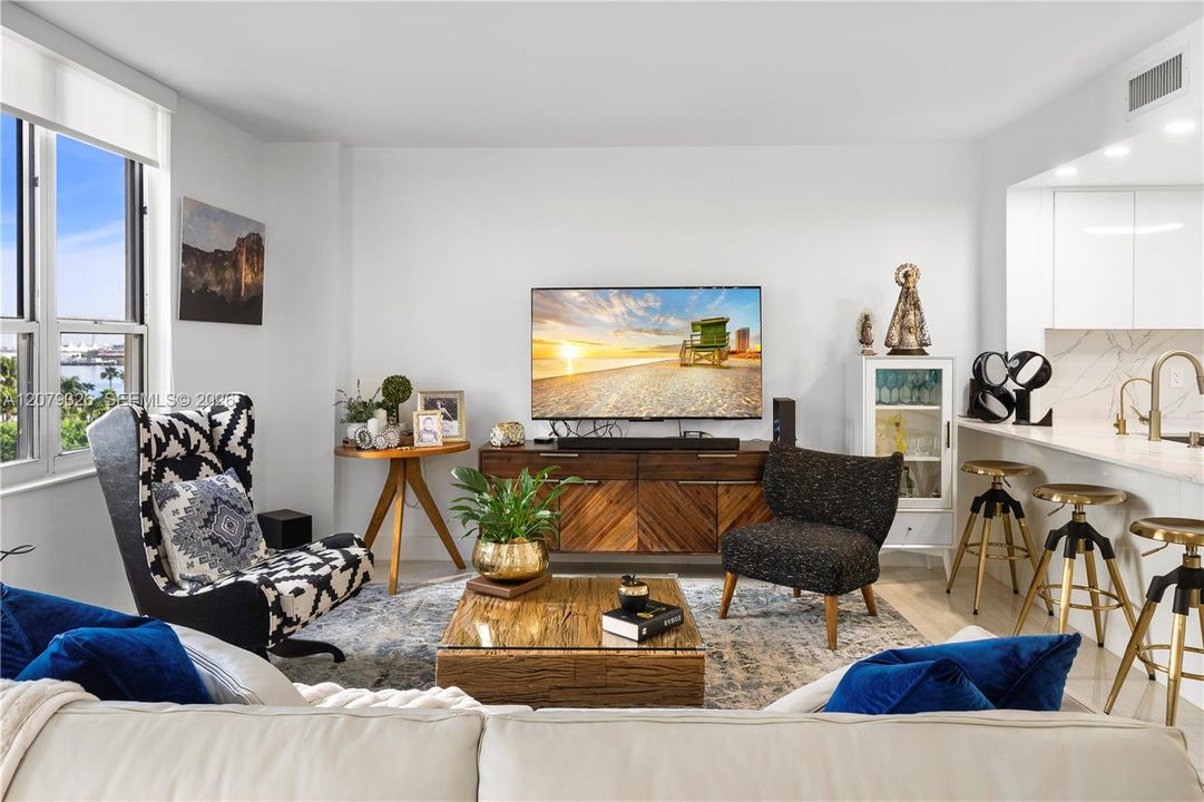 For Sale: $595,000 (1 beds, 1 baths, 992 Square Feet)