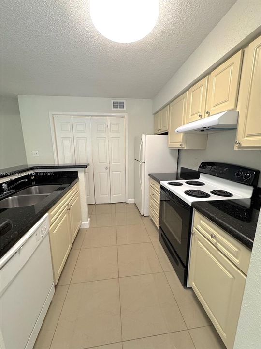 В аренду: $1,500 (1 спален, 1 ванн, 950 Квадратных фут)