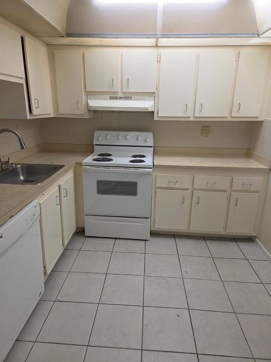 1820 N LAUDERDALE #3404 KITCHEN 1