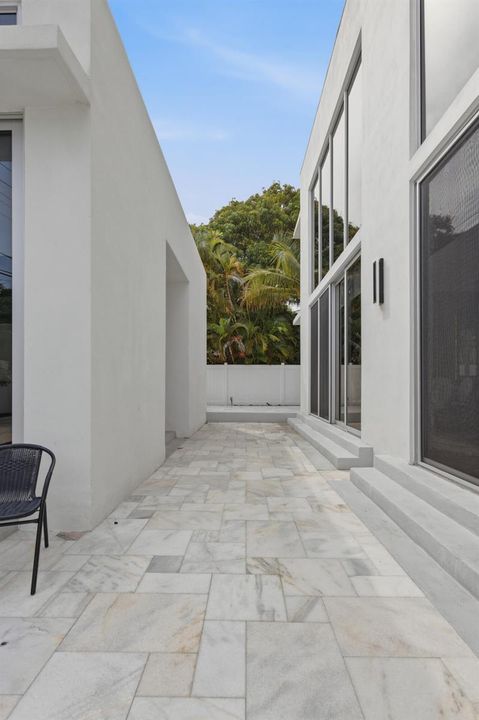 284 NE 7th Street-0780
