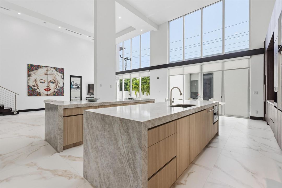 284 NE 7th Street-0346
