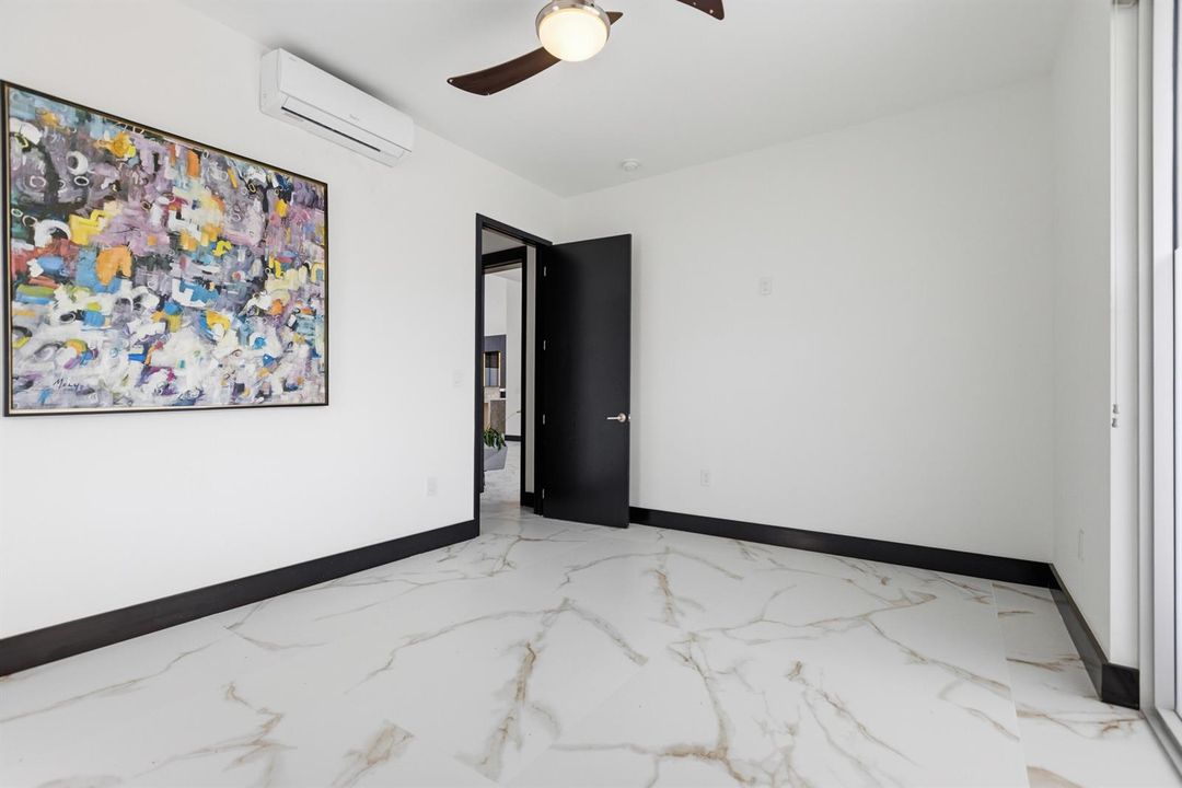 284 NE 7th Street-0283