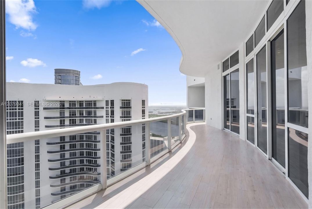 En Venta: $2,099,999 (3 camas, 3 baños, 2106 Pies cuadrados)