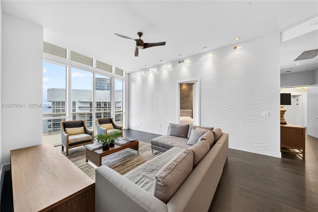 En Venta: $2,099,999 (3 camas, 3 baños, 2106 Pies cuadrados)