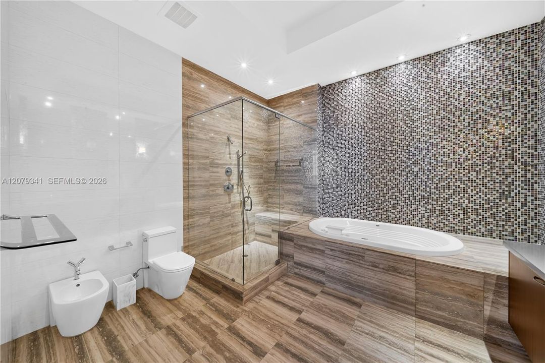 En Venta: $2,099,999 (3 camas, 3 baños, 2106 Pies cuadrados)