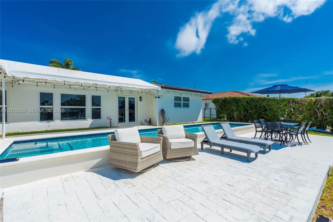 For Sale: $1,900,000 (3 beds, 2 baths, 1882 Square Feet)