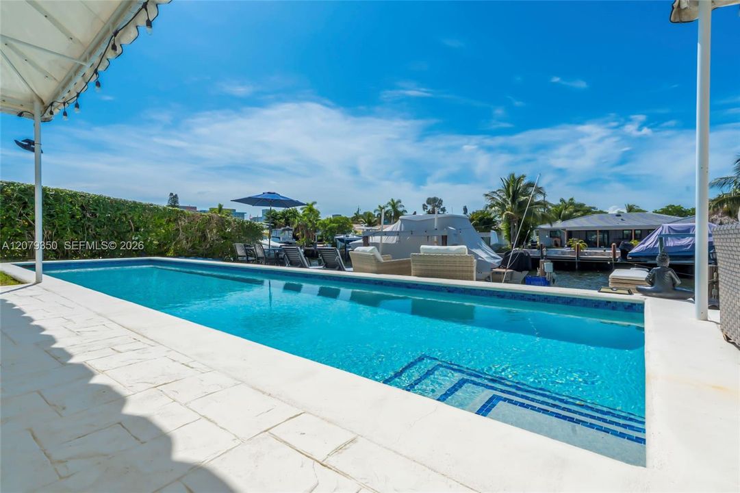 For Sale: $1,900,000 (3 beds, 2 baths, 1882 Square Feet)