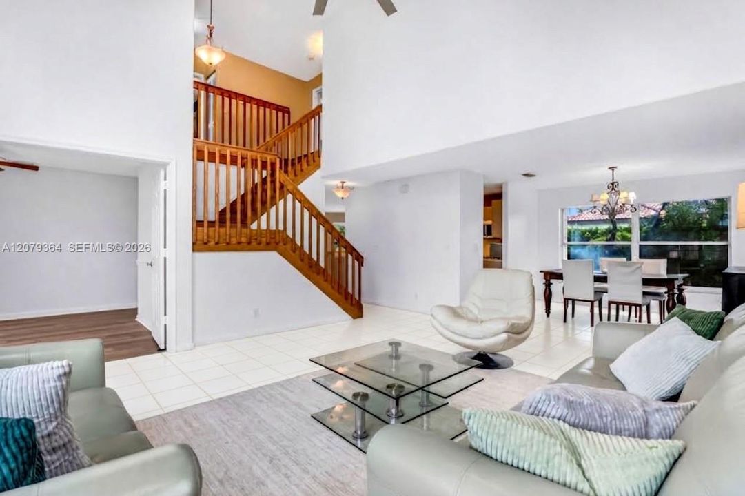 En Venta: $825,000 (4 camas, 3 baños, 2436 Pies cuadrados)
