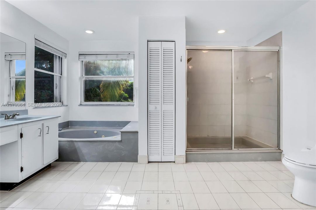 En Venta: $825,000 (4 camas, 3 baños, 2436 Pies cuadrados)