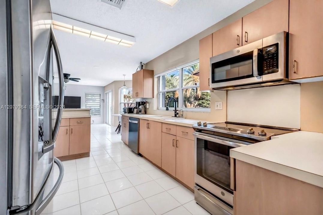 En Venta: $825,000 (4 camas, 3 baños, 2436 Pies cuadrados)