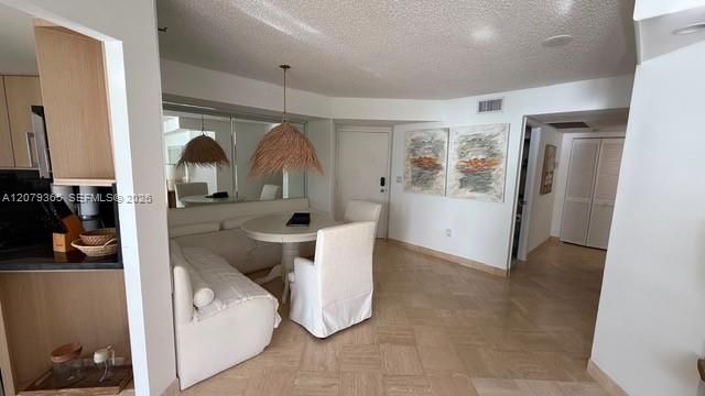 В аренду: $5,200 (2 спален, 2 ванн, 1358 Квадратных фут)