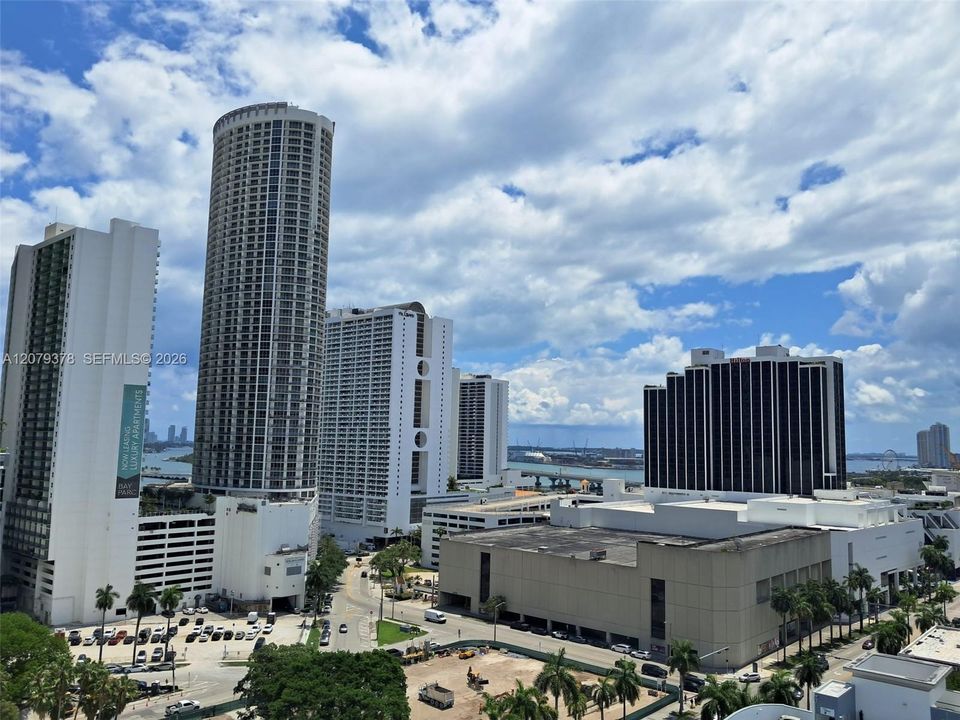 For Rent: $2,600 (1 beds, 1 baths, 718 Square Feet)