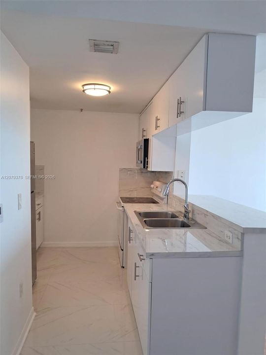 For Rent: $2,600 (1 beds, 1 baths, 718 Square Feet)