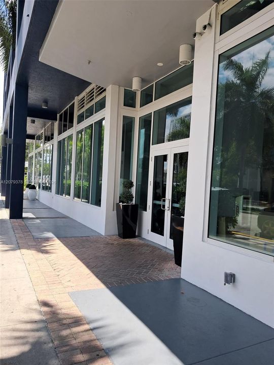 For Rent: $2,600 (1 beds, 1 baths, 718 Square Feet)