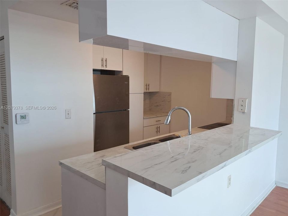 For Rent: $2,600 (1 beds, 1 baths, 718 Square Feet)