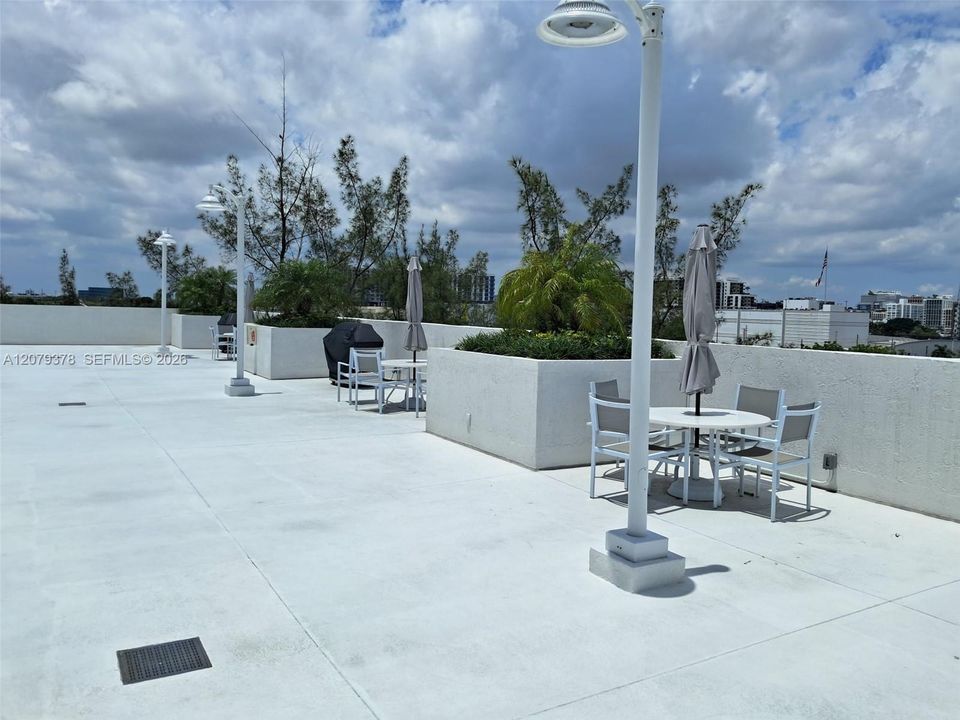 For Rent: $2,600 (1 beds, 1 baths, 718 Square Feet)