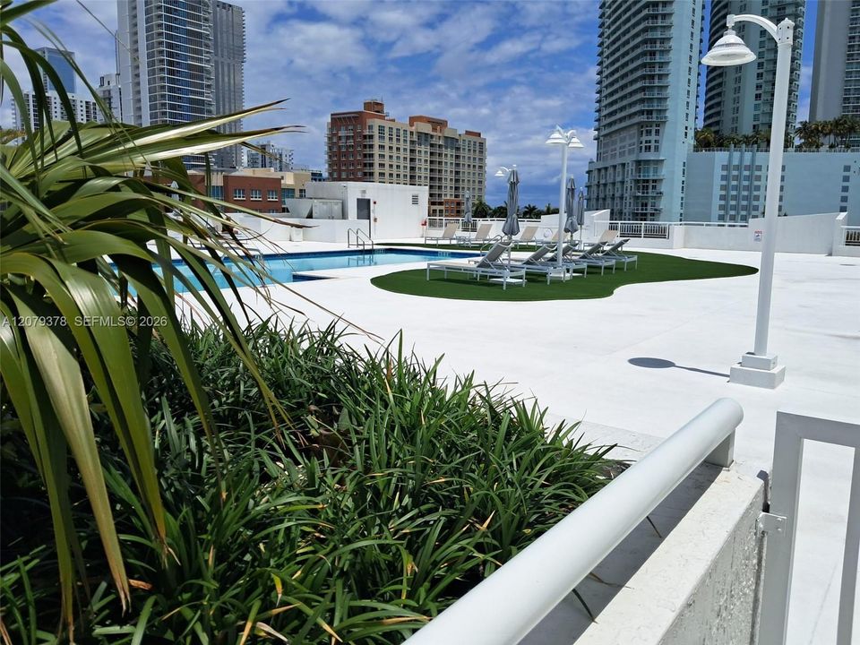 For Rent: $2,600 (1 beds, 1 baths, 718 Square Feet)