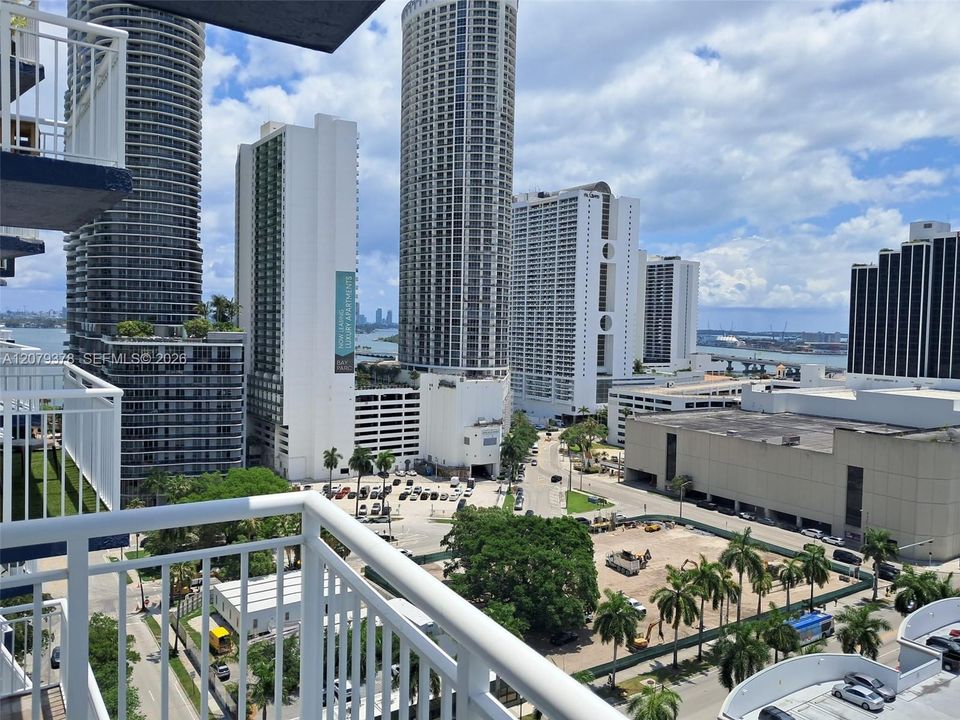 For Rent: $2,600 (1 beds, 1 baths, 718 Square Feet)