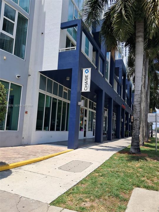 For Rent: $2,600 (1 beds, 1 baths, 718 Square Feet)