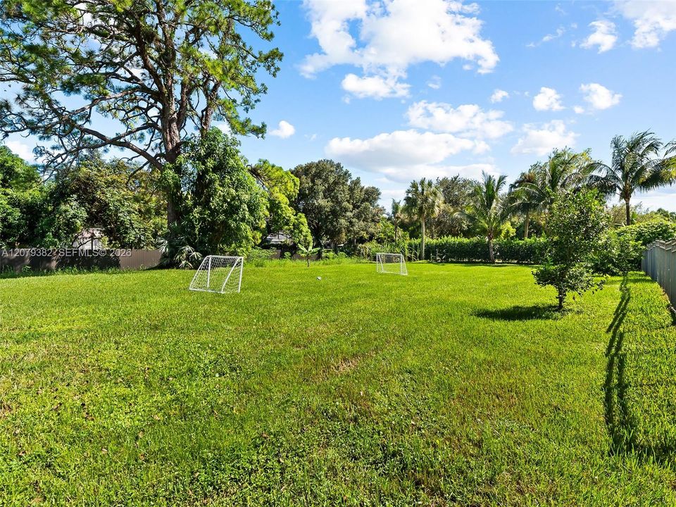 For Sale: $2,590,000 (6 beds, 6 baths, 3761 Square Feet)