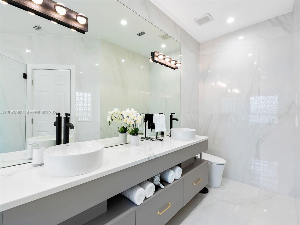 For Sale: $2,590,000 (6 beds, 6 baths, 3761 Square Feet)