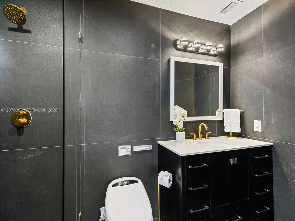 For Sale: $2,590,000 (6 beds, 6 baths, 3761 Square Feet)