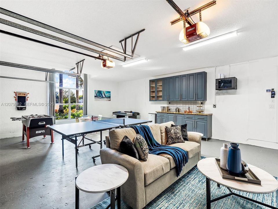 For Sale: $2,590,000 (6 beds, 6 baths, 3761 Square Feet)